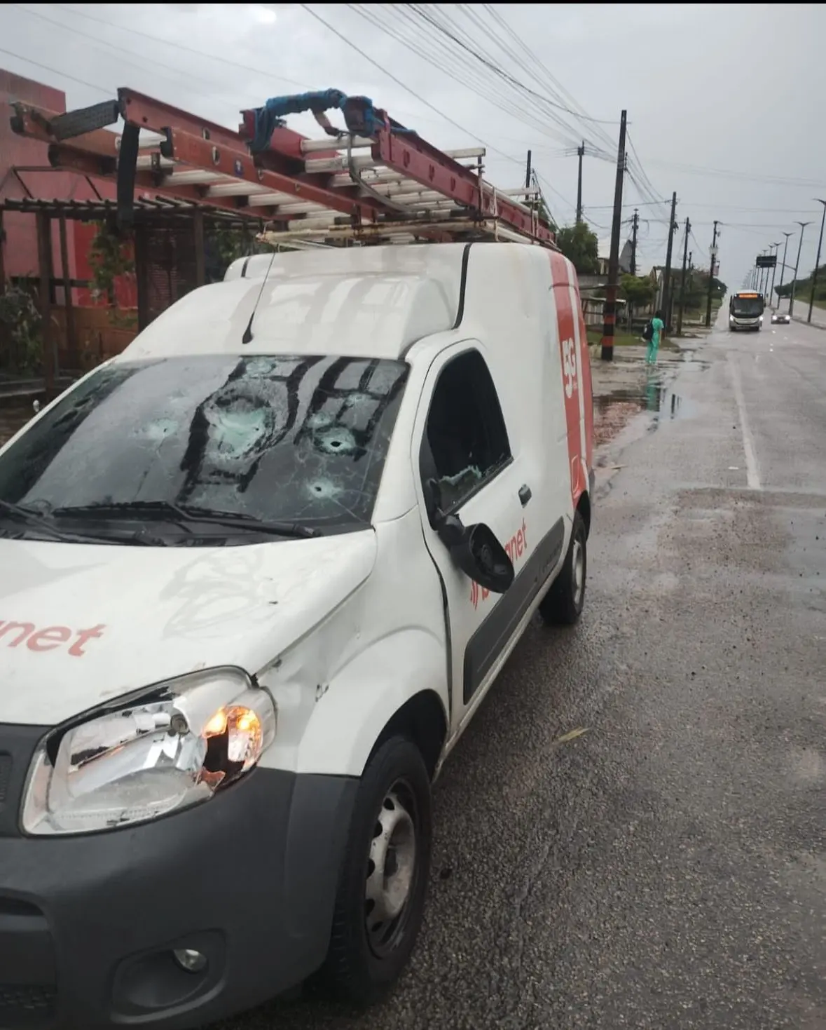 Imagem da notícia: Carro apedrejado e loja alvejada a tiros: Comando Vermelho intensifica ataques contra provedores de internet em Caucaia