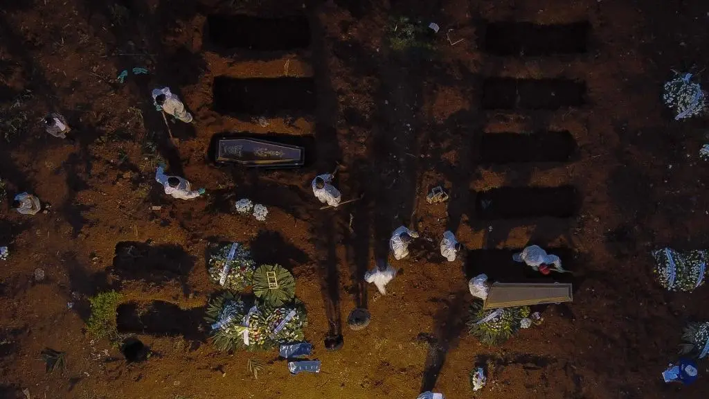 Imagem da notícia: 'Não sou coveiro' é a frase que marca os 5 anos da pandemia