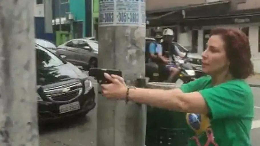Imagem da notícia: Carla Zambelli será julgada pelo STF por porte ilegal de arma de fogo