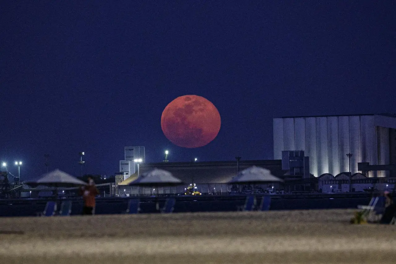 Imagem da notícia: Eclipse total, 'Lua da Minhoca', Equinócio: saiba os fenômenos astronômicos de março vistos do Ceará