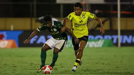 Lucas Lima em ação pelo São Bernardo contra o Palmeiras