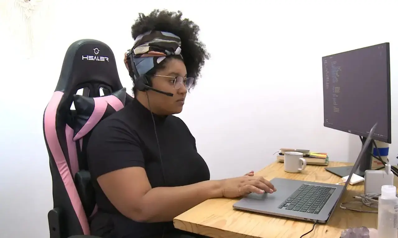 Imagem da notícia: Iniciativa oferece 3,1 mil bolsas para capacitar mulheres em tecnologia; saiba como participar