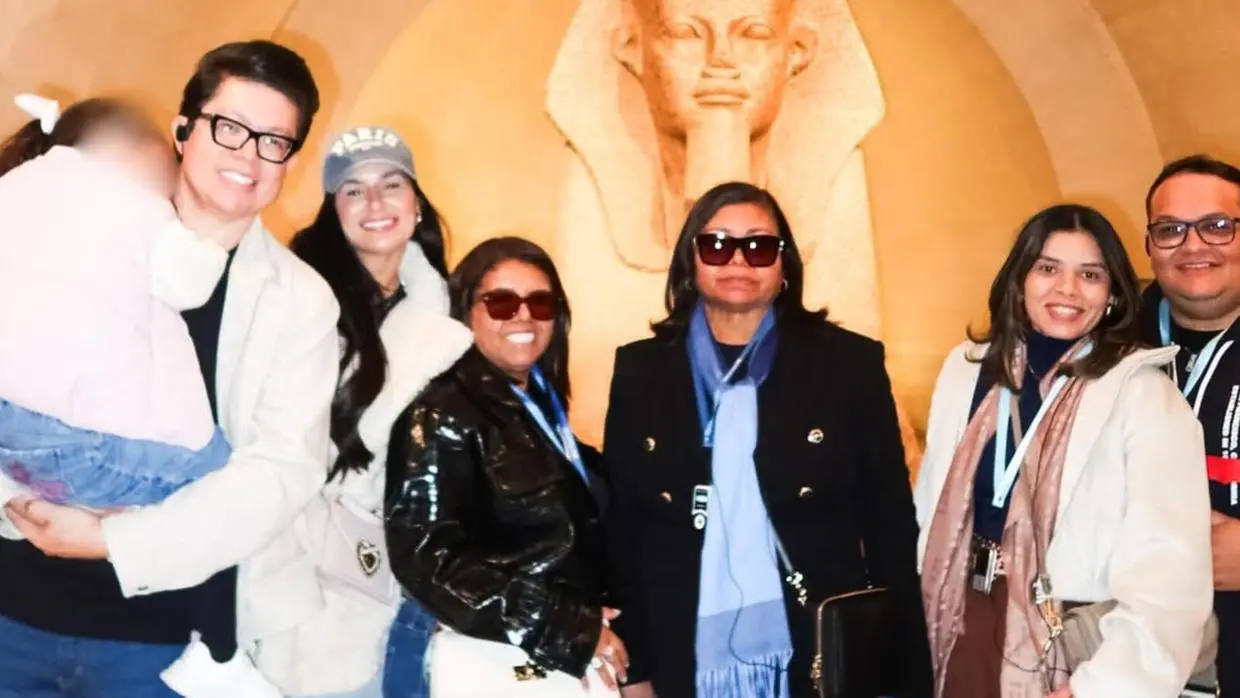 DJ Ivis e Pâmella Holanda em viagem à França com a família