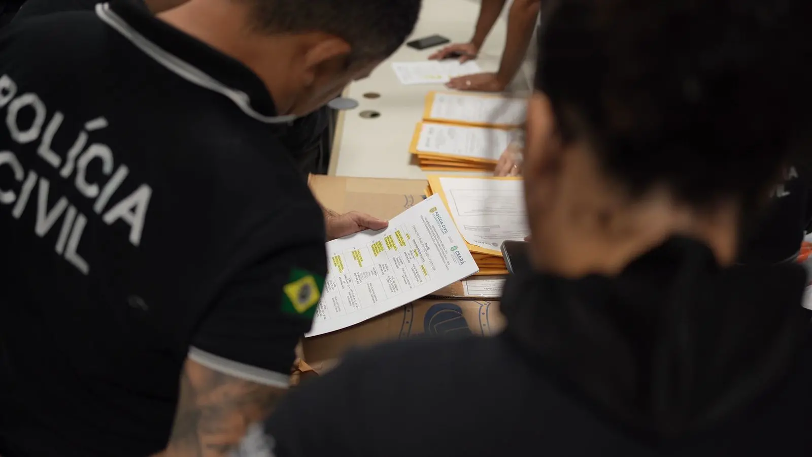Imagem da notícia: Cinco donos de empresas de internet são presos em operação contra facção no CE com material roubado ou atuação ilegal