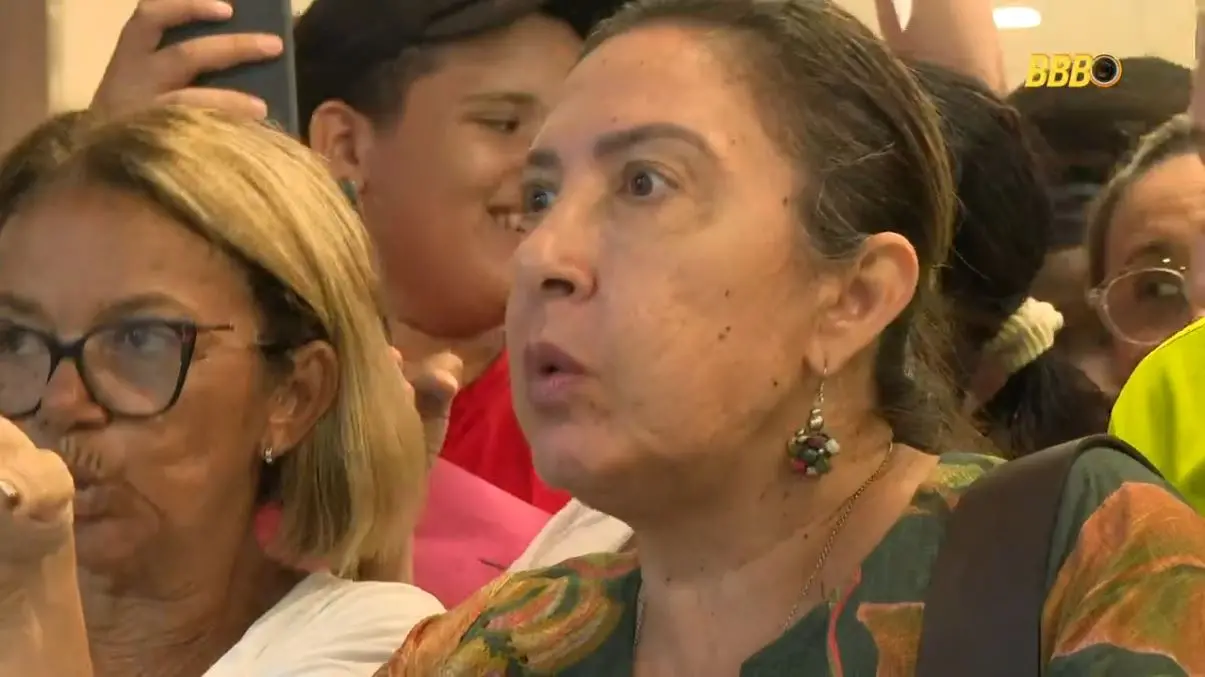 Imagem da notícia: Mãe de Eva, do BBB 25, viaja de Fortaleza ao Rio durante madrugada para alertar Renata na 'Vitrine do Seu Fifi'