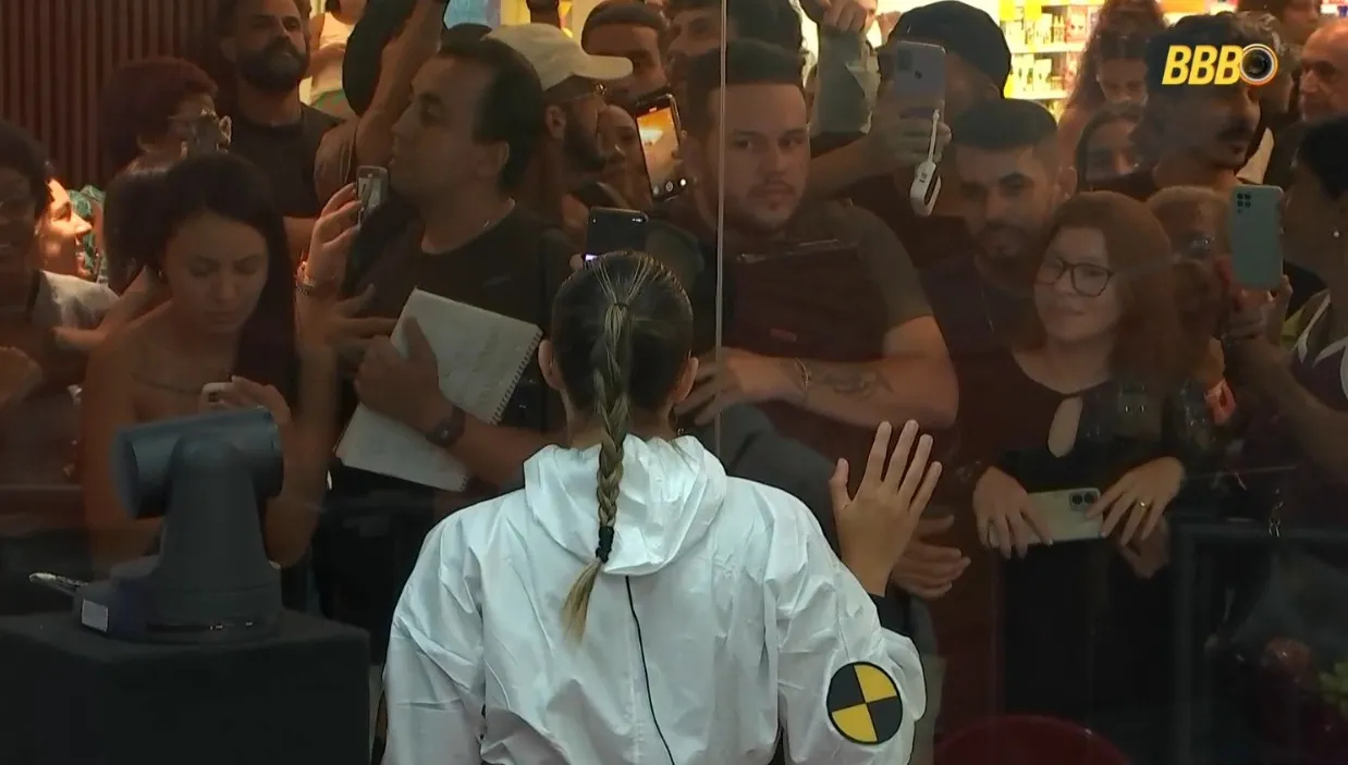 Renata ouviu fofocas e conselhos do público através da vitrine
