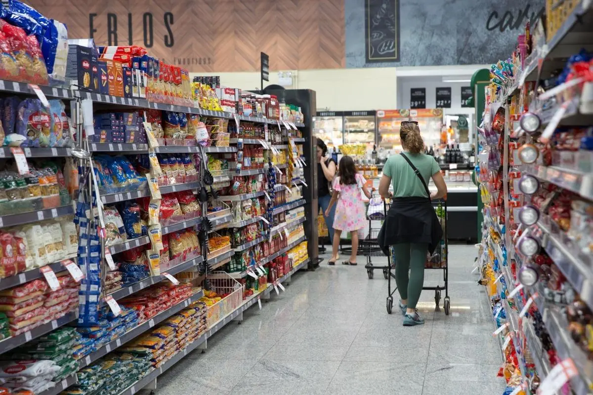 Imagem da notícia: Medida que zera tarifa de alimentos importados começa a valer nesta sexta (14), confirma governo federal