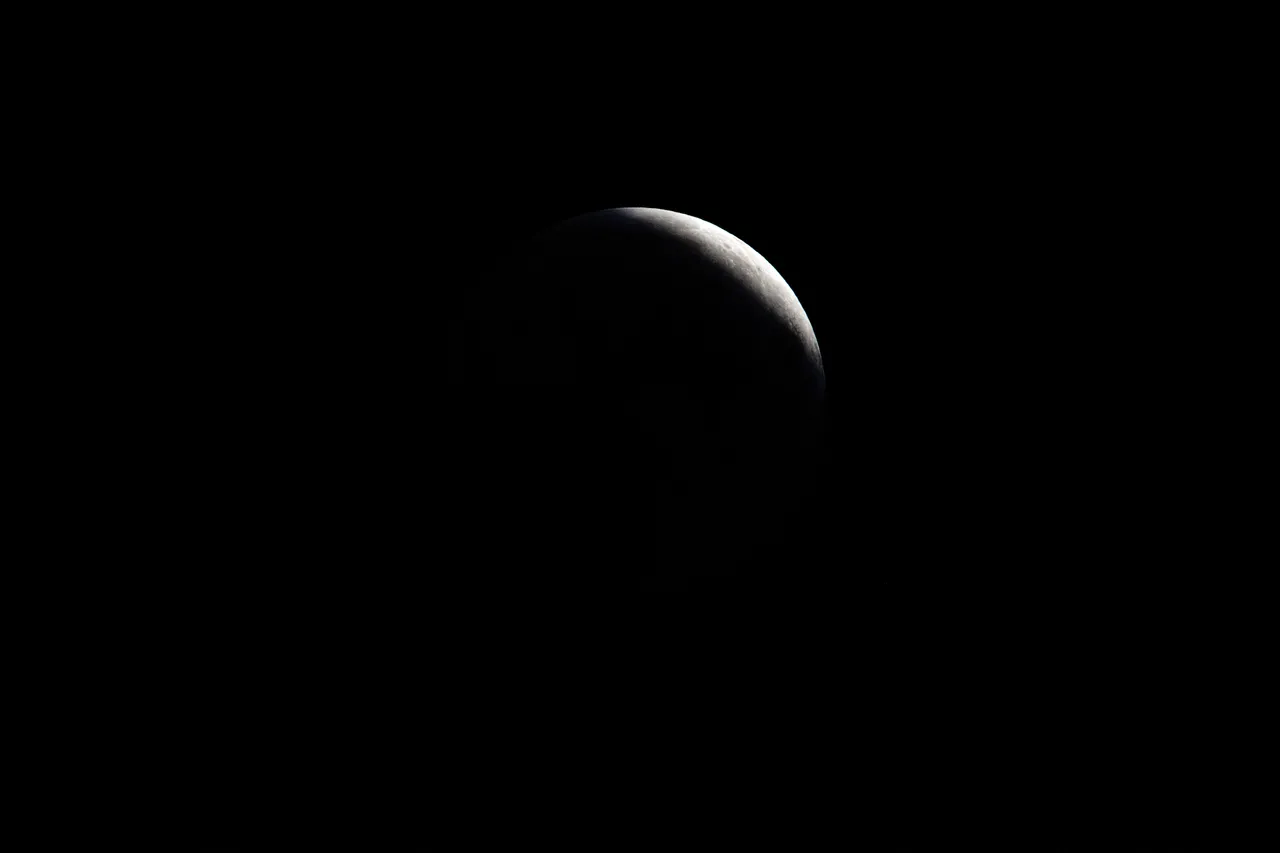 Imagem mostra lua entrando na penumbra antes de seu eclipse total