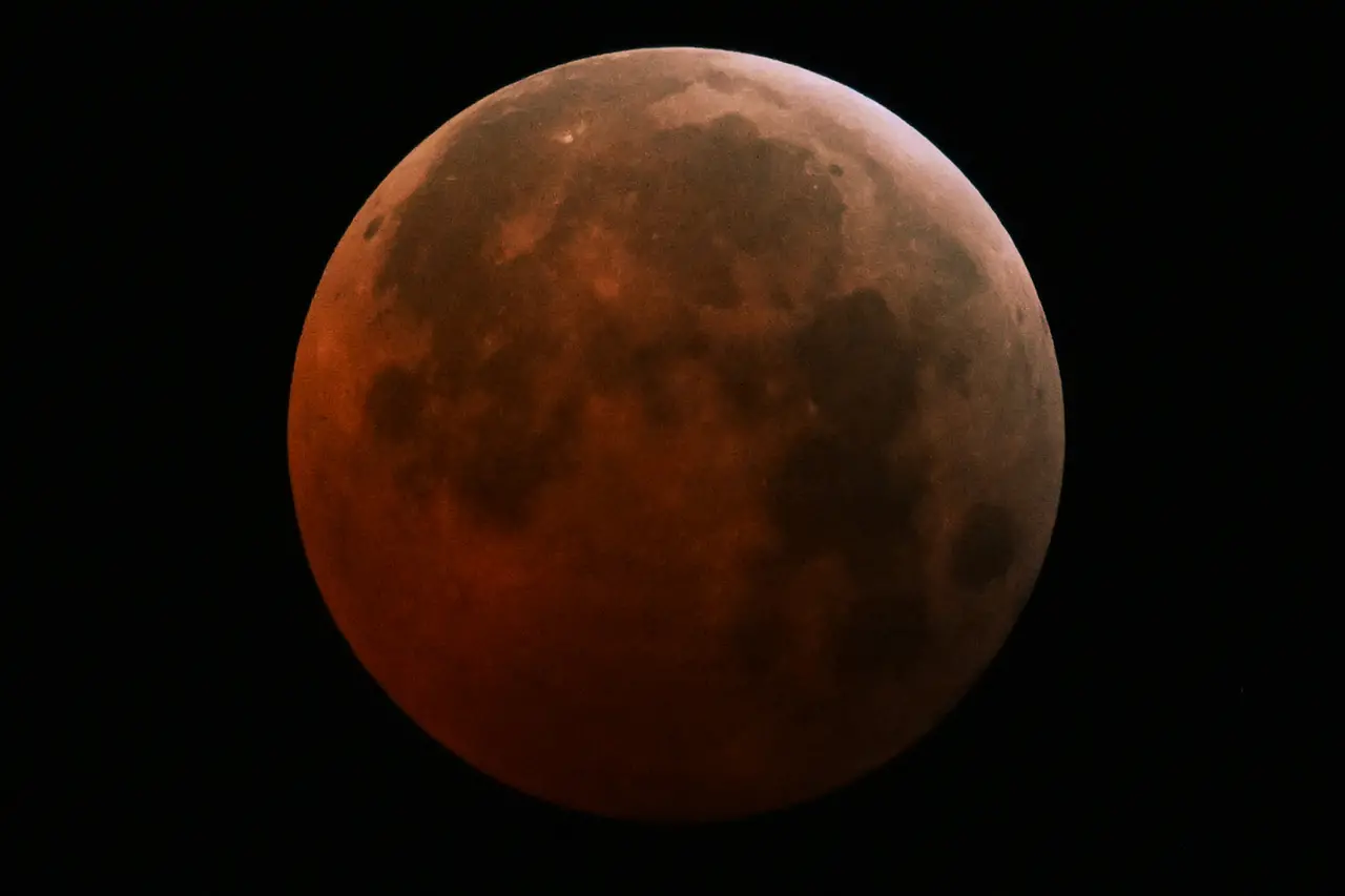 Imagem da notícia: Eclipse lunar total: veja imagens da 'Lua de Sangue' pelo mundo