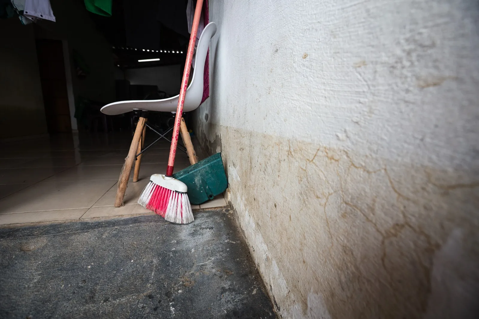 Marca da lama que invadiu as casas no Picuí, em Caucaia