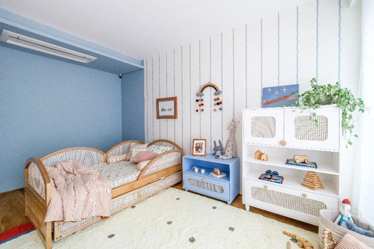 Quarto de menina azul imprime a serenidade que o ambiente pede.