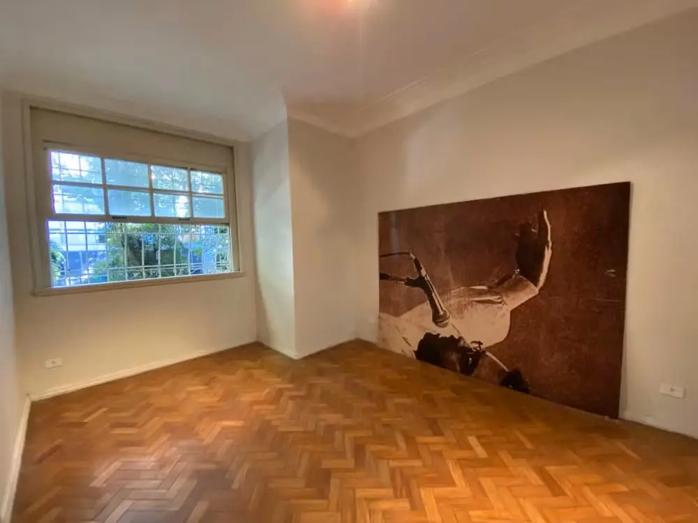 Imagem da notícia: Apartamento do cantor e compositor Renato Russo está à venda por R$ 2,8 milhões; veja imagens