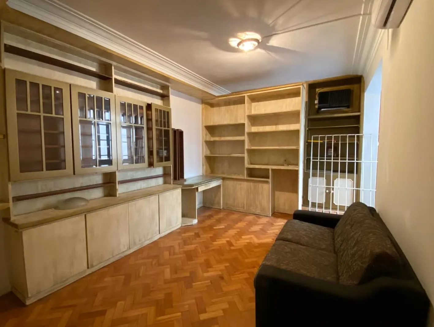 Apartamento tem duas salas