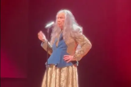 Imagem da notícia: Maria Bethânia interrompe show no RJ após reclamar da qualidade do som: 'Me respeitem, não vou cantar'; vídeo