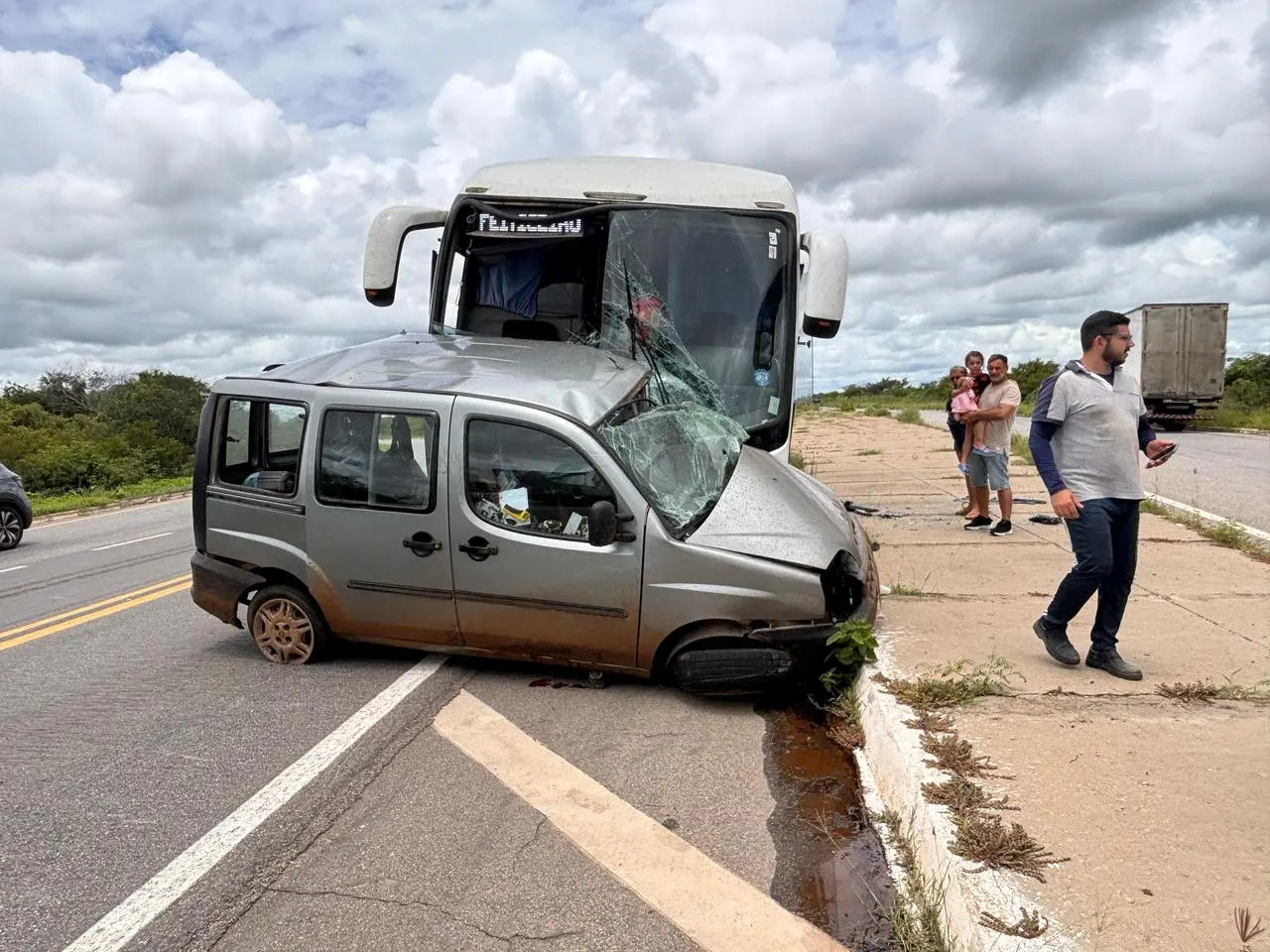 Imagem da notícia: Colisão entre ônibus e carro deixa dois mortos em Russas, no Interior do Ceará 