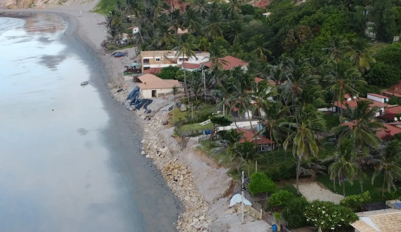 Avanço do mar na praia da Peroba, em Icapuí, ameaça casas e comércios da região