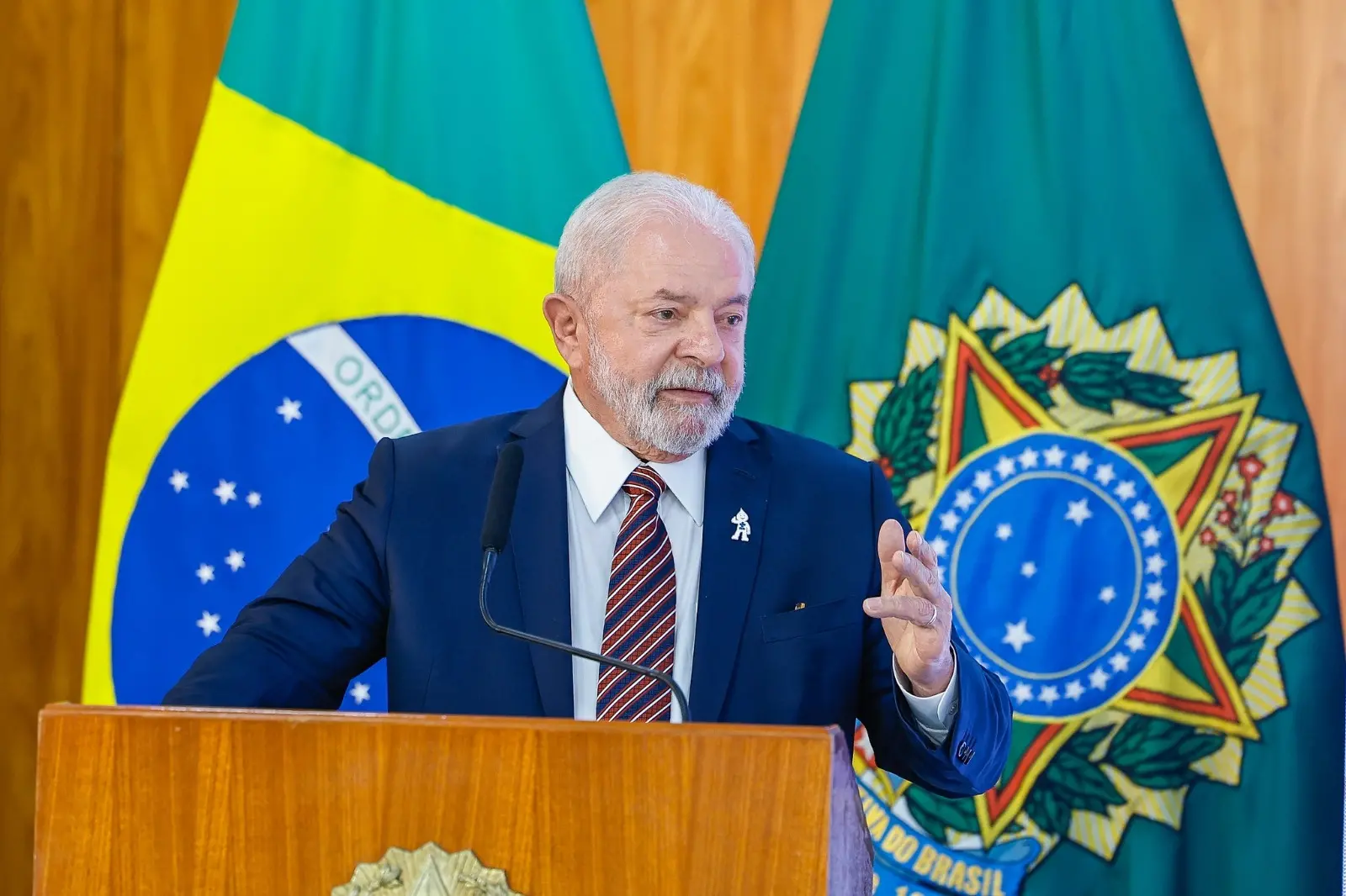 Imagem da notícia: Lula assina projeto de isenção do imposto de renda para quem ganha até R$ 5 mil por mês