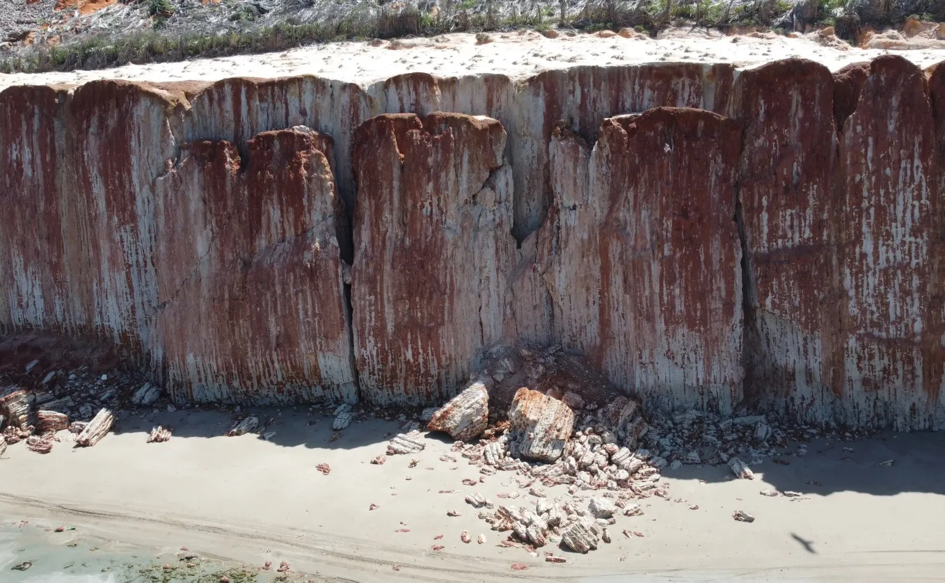Fraturamentos com possibilidade de ocorrência de tombamentos na praia de Barreiras, em Icapuí
