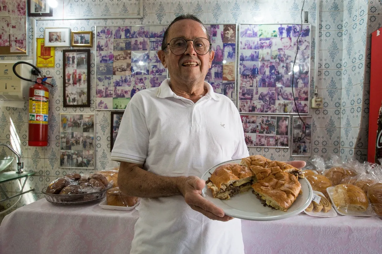 Evandro Costa mostra com orgulho sanduíche criado e vendido por ele, com pão de coco, carne de sol, requeijão e queijo coalho