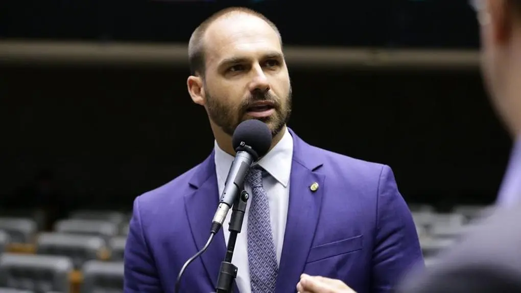 Imagem da notícia: Moraes arquiva pedido do PT para apreender passaporte de Eduardo Bolsonaro