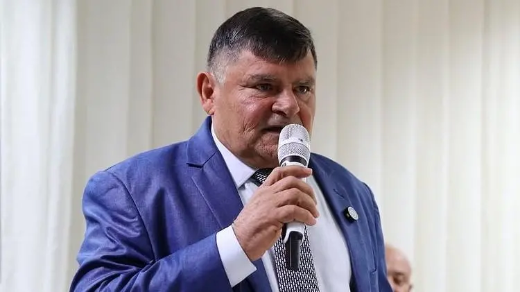 Imagem da notícia: Prefeito de Santa Quitéria é liberado da prisão domiciliar; político é investigado por ligação com o Comando Vermelho