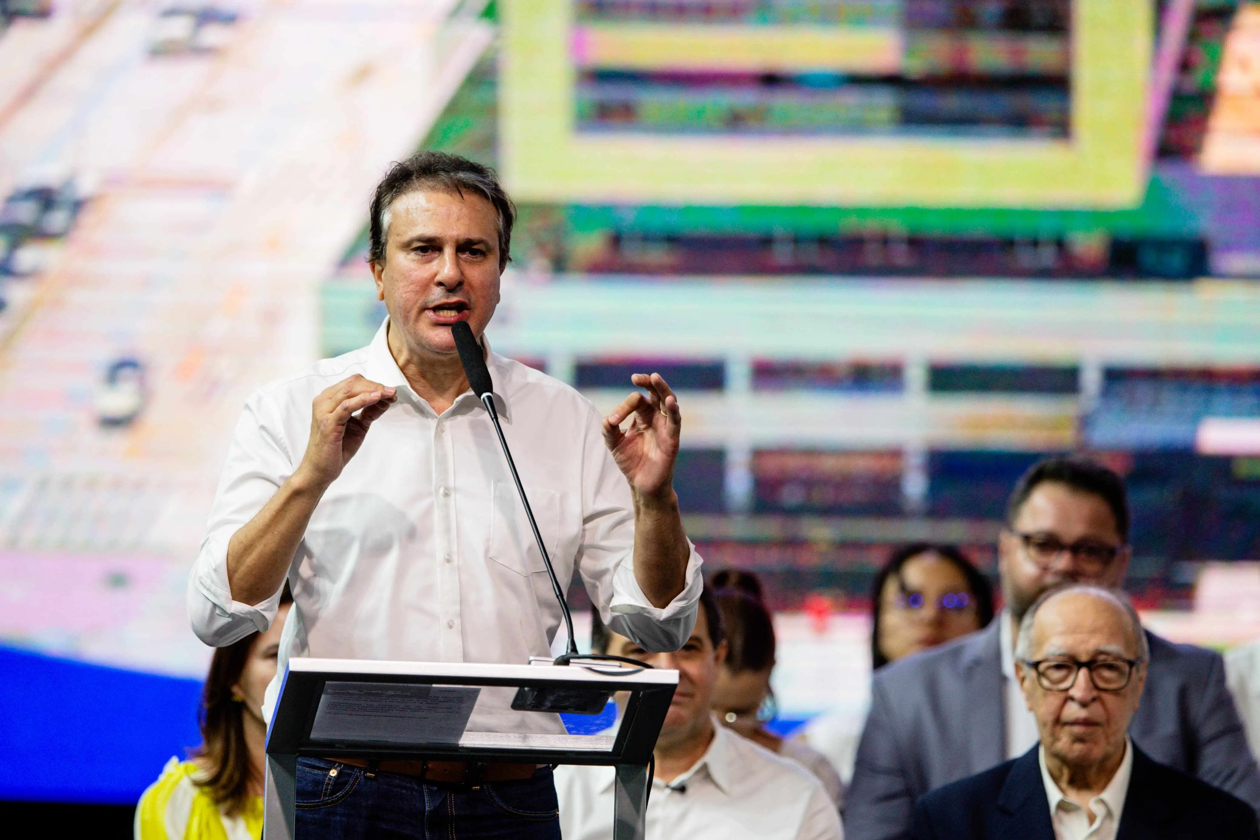 Imagem da notícia: Camilo Santana cita pré-candidatos ao Senado em sua base política para 2026: 'Vamos discutir isso'