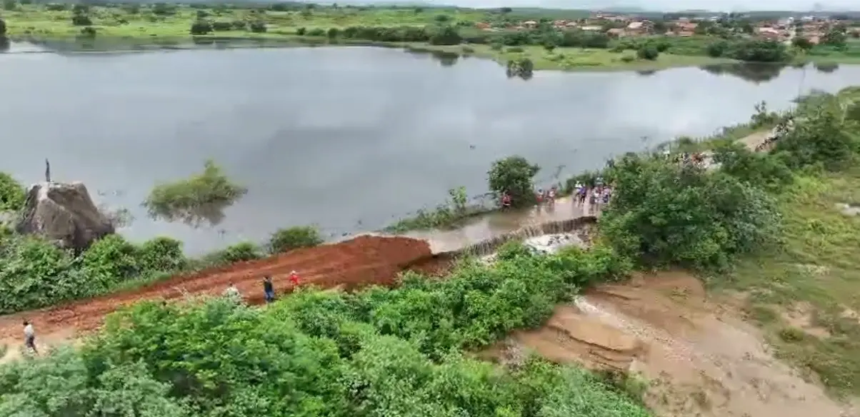 Imagem da notícia: Após rompimento de barragem, trecho da CE-371 é interditado em Acopiara, no interior do Ceará