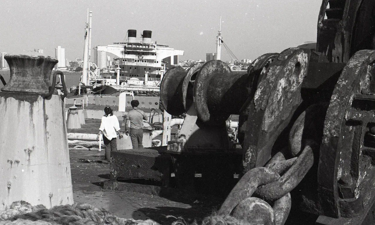 Vista de cima do navio Mara Hope, em 1987