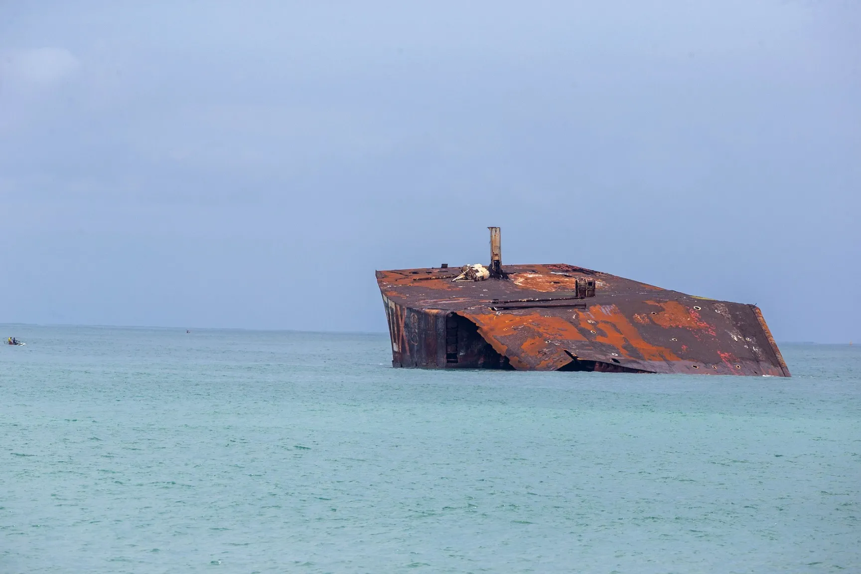 Situação atual mostra ferrugem sobre todo o navio