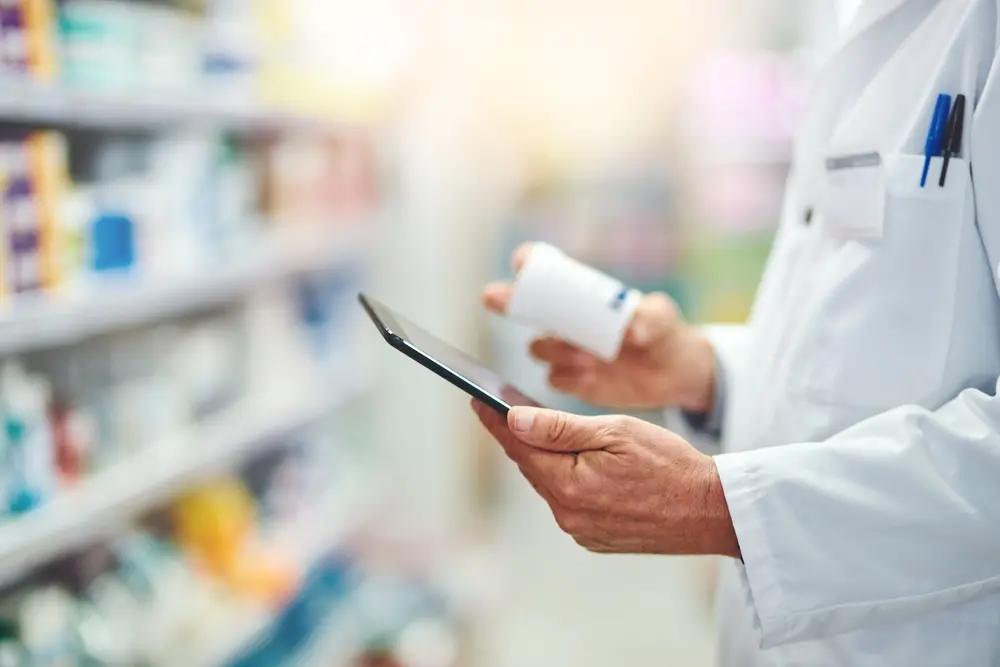 Imagem da notícia: Conselho autoriza farmacêuticos a prescrever medicamentos, e entidades apontam ilegalidade