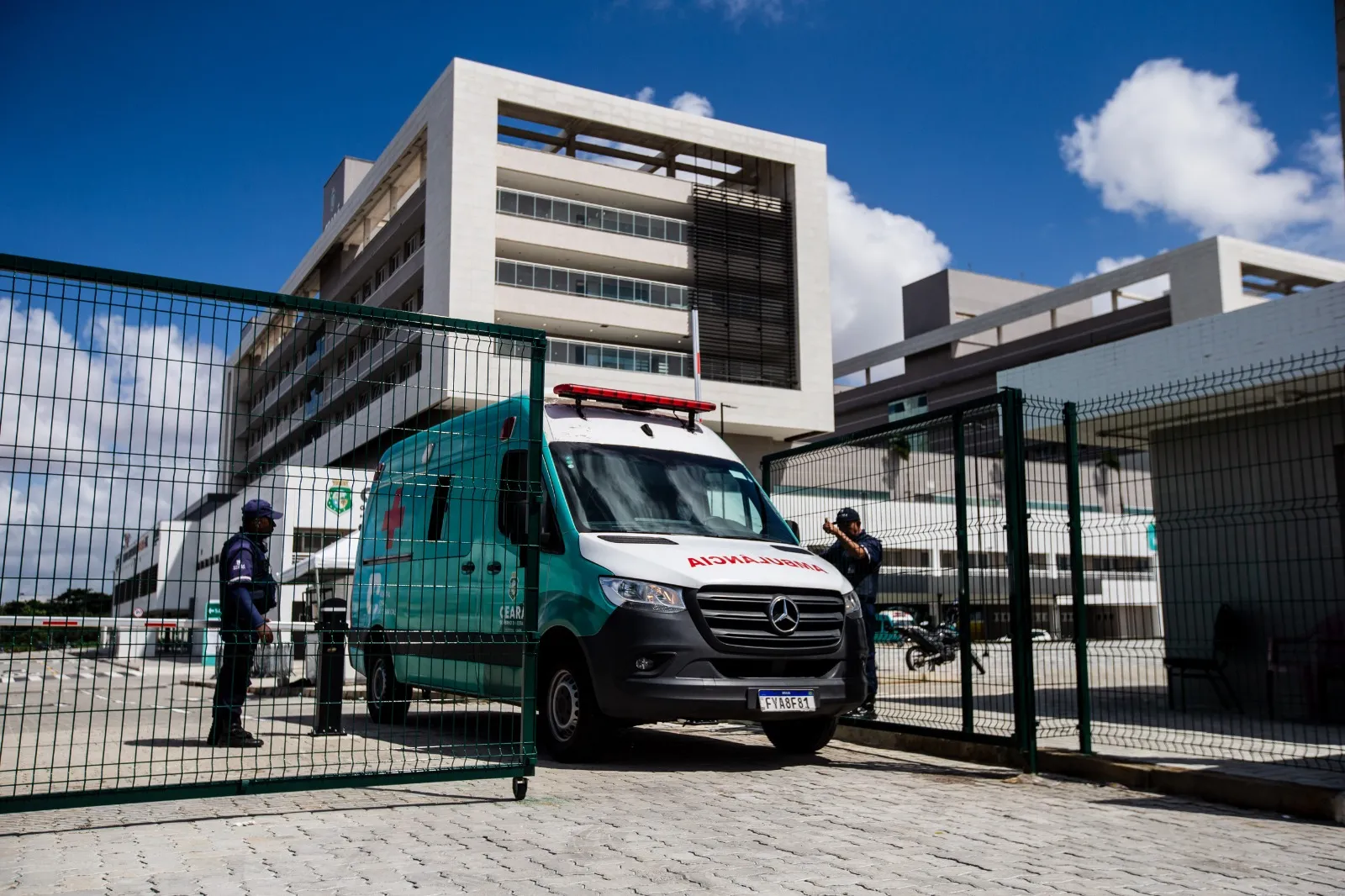 Ambulâncias chegam ao HUC com pacientes de outros hospitais da rede estadual