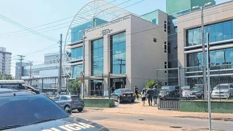 Imagem da notícia: Justiça mantém prisão preventiva de mulher que matou marido policial militar em Fortaleza