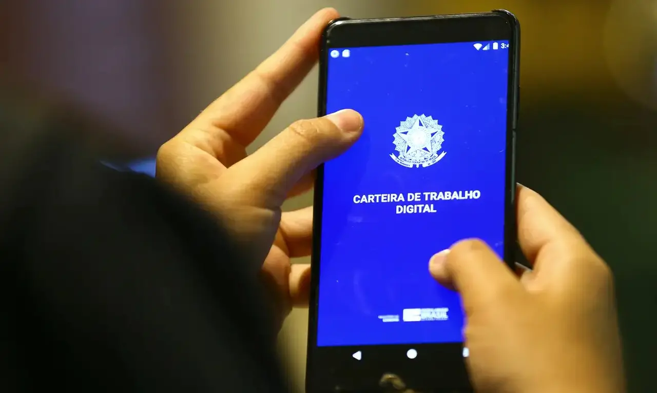 Imagem da notícia: Cerca de 10 milhões de empréstimos foram simulados no primeiro dia de consignado para CLTs