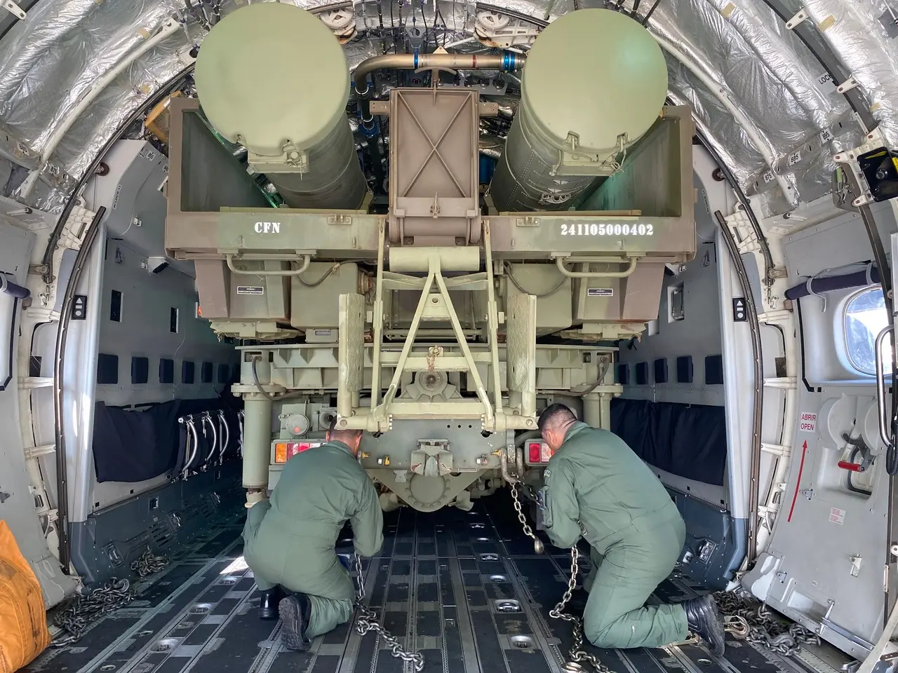 Imagem da notícia: Marinha e Força Aérea Brasileira transportam míssil de 24 toneladas para Fortaleza e fazem lançamento em área isolada