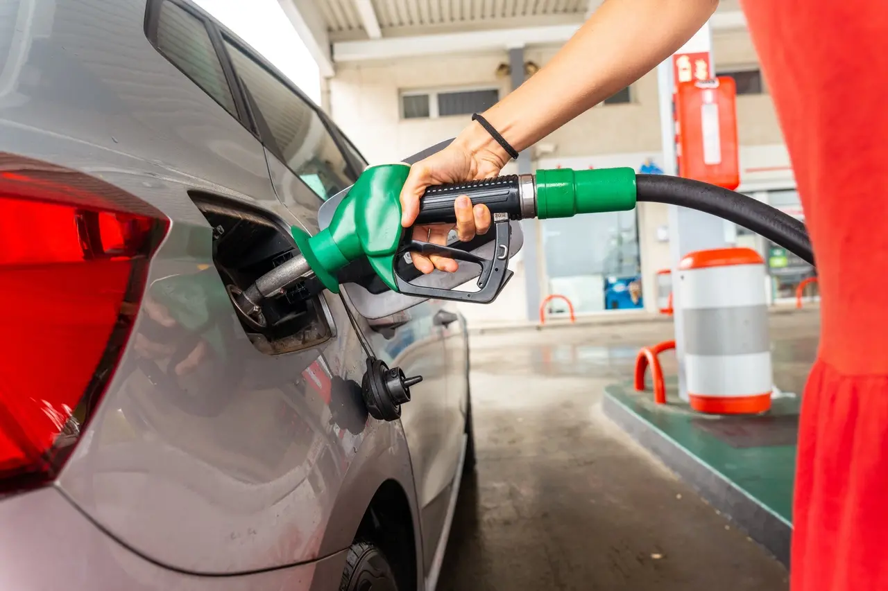 Imagem da notícia: Estudo classifica gasolina automotiva como cancerígena; veja riscos e quem é mais vulnerável
