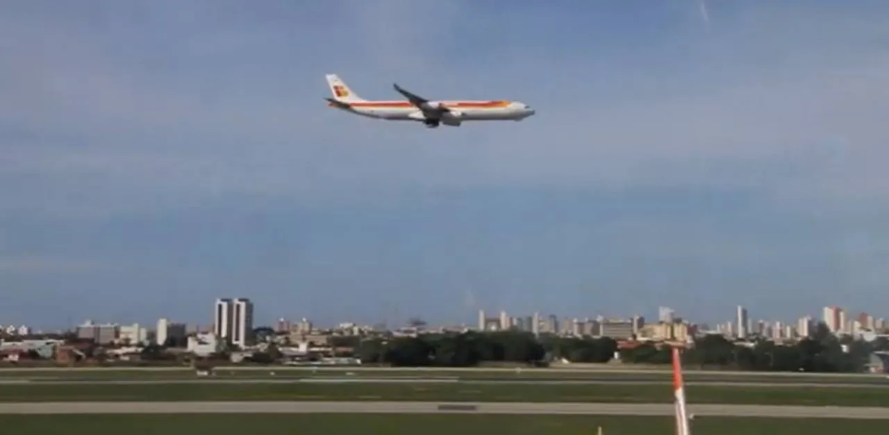 Passagem baixa do voo inaugural da Ibéria de Madri para Fortaleza (Fevereiro de 2011)