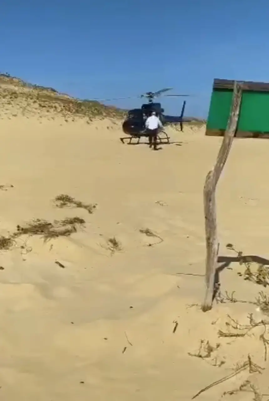 Imagem da notícia: Empresário pousa helicóptero para comprar piaba frita em barraca de praia do Ceará; assista ao vídeo 
