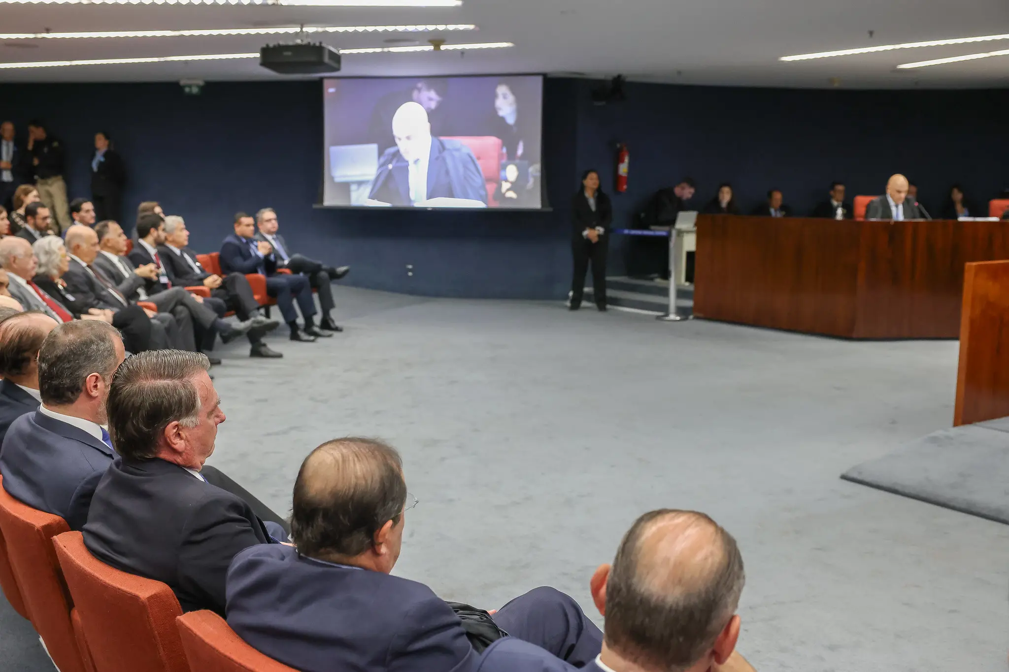 Imagem da notícia: Veja momento em que Bolsonaro e Alexandre de Moraes ficam frente a frente no julgamento do STF