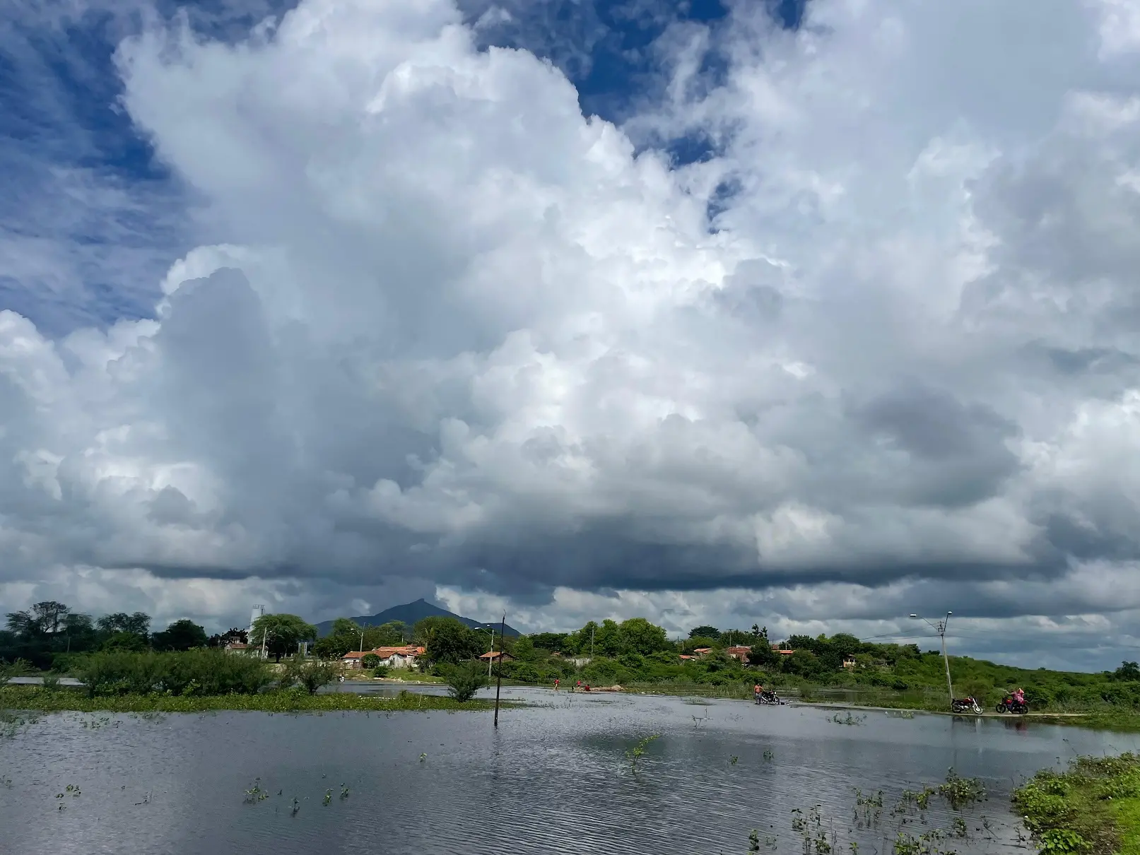 Imagem da notícia: Ceará volta a ter aviso de chuvas intensas para Fortaleza e mais 46 cidades; veja locais