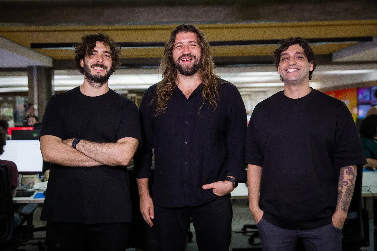 Os músicos Rafael Martins, Nicholas Magalhães e Caio Evangelista lançaram primeiro EP da banda com três músicas. Cada um canta uma faixa e reforça a ideia de união do grupo