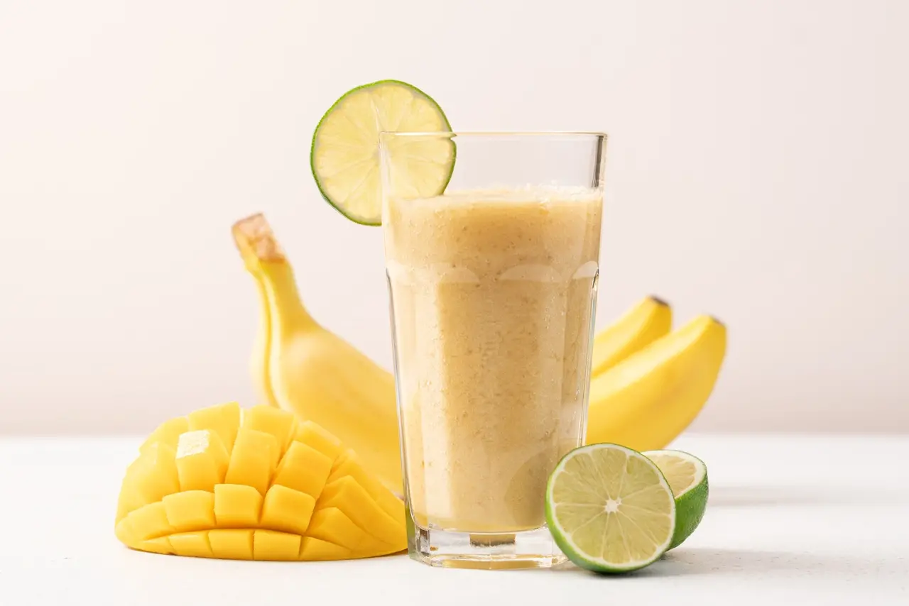 Imagem da notícia: Comer manga ou banana antes de dormir faz mal? Especialistas tiram dúvidas sobre o assunto