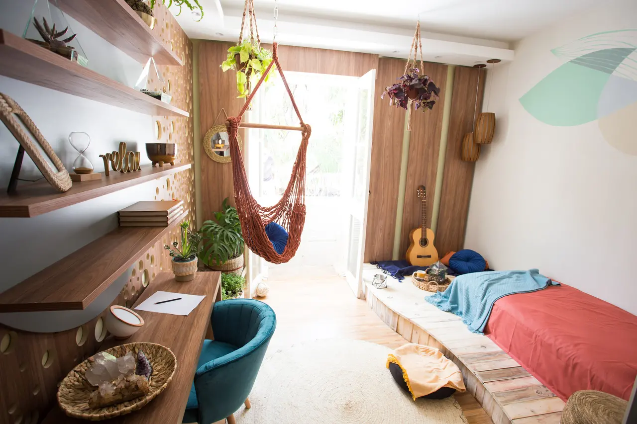 Um quarto de um jovem sem TV com muito conforto e estilo. O projeto é do IDEIA Arquitetura Transformativa e MORAIS Arquitetura