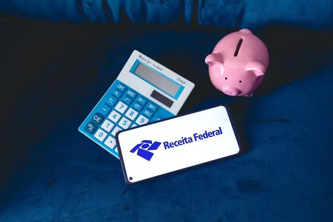 Imagem da notícia: Após alta da Selic, atrasar imposto de renda pode aumentar restituição; entenda