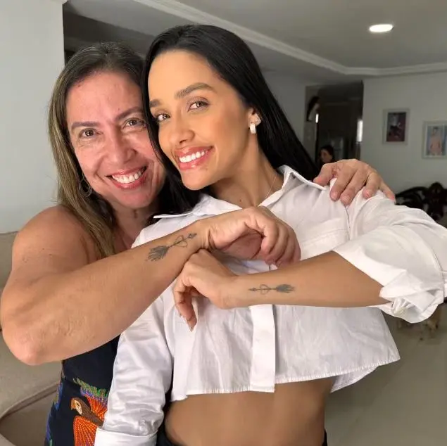 Imagem da notícia Mãe da cearense Eva, do BBB 25, puxa mutirão em paredão e alerta torcida: 'O foco é Vinícius'