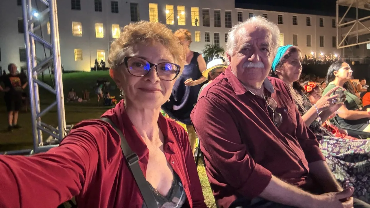 Ao lado Rosemberg, Marcélia faz selfie com celular do colunista