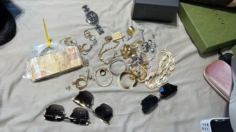 Dinheiro e joias apreendidos em operação