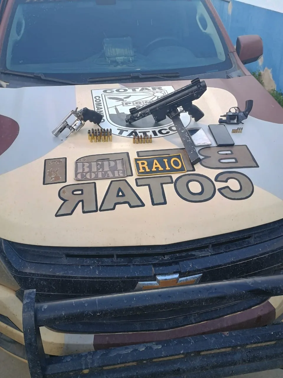 Durante a ação, foi apreendida uma submetralhadora calibre 9mm e outras armas