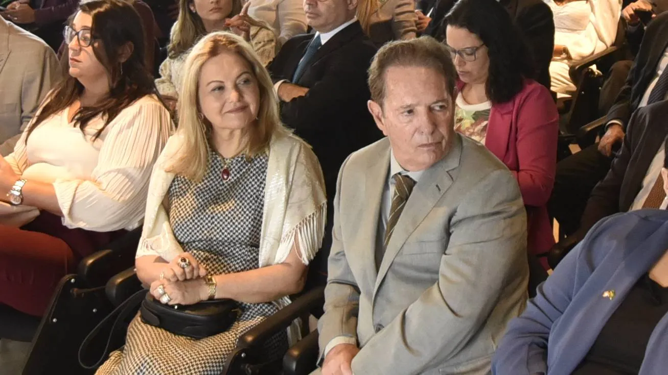 A cerimônia de posse foi acompanhada por diversas autoridades, incluindo a presidente da Fundação Edson Queiroz, Lenise Queiroz Rocha, e marido dela, o médico Cláudio Machado Rocha