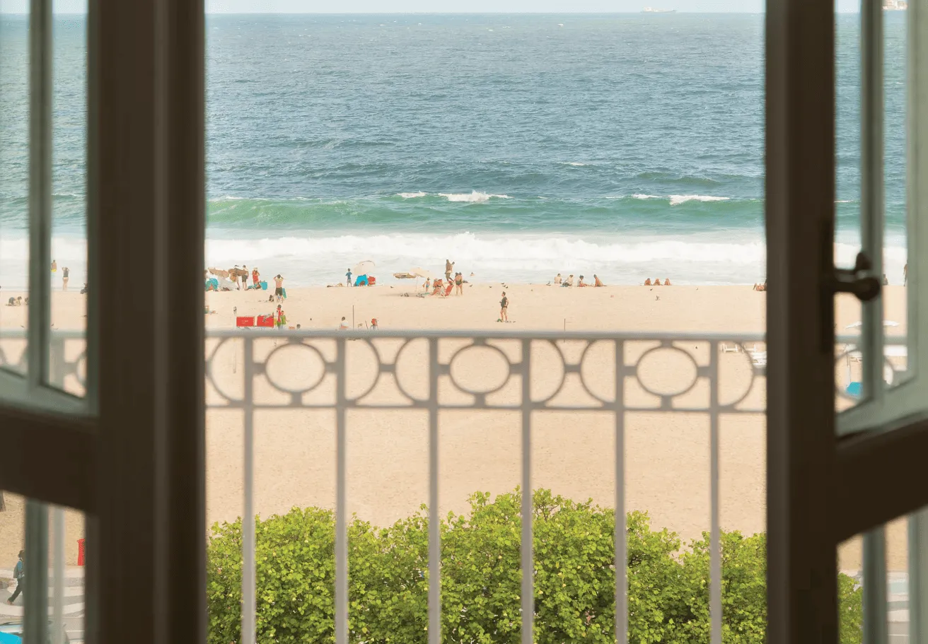 Vista da suíte de luxo do Hotel Copacabana Palace no Rio de Janeiro, onde personagem Maria de Fátima se hospedou na novela Vale Tudo