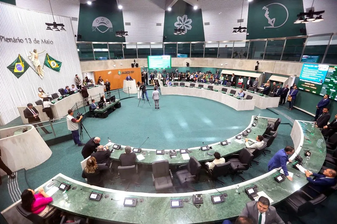 Imagem da notícia: 44 deputados estaduais do Ceará receberam auxílio-saúde de R$ 5,2 mil no primeiro mês do benefício